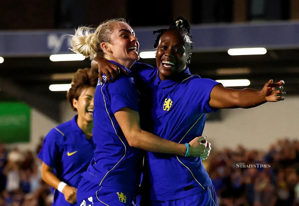 Melvine Malard (right) celebrates scoring with Ellie Carpenter during their Women’s Champions League match at Cherry Red Records Stadium, London, Britain, on Wednesday.