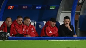 Manchester United's English coach Michael Carrick (right) reacts as he watches his players during the UEFA Champions League, league phase matchday 3, football match between Como 1907 and Manchester United at the Stadio Giuseppe Sinigaglia in Como, northen Italy. (Photo by PIERO CRUCIATTI / AFP)