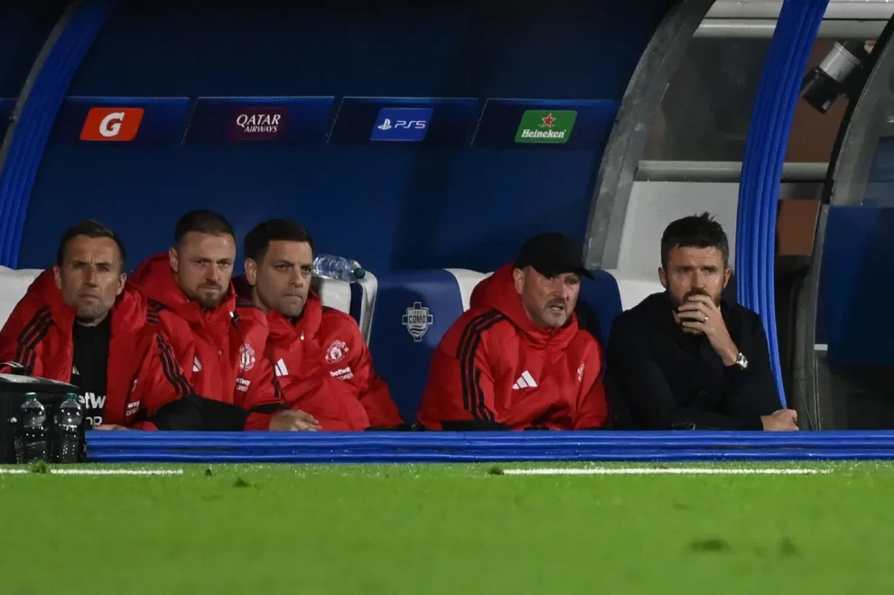 Manchester United's English coach Michael Carrick (right) reacts as he watches his players during the UEFA Champions League, league phase matchday 3, football match between Como 1907 and Manchester United at the Stadio Giuseppe Sinigaglia in Como, northen Italy. (Photo by PIERO CRUCIATTI / AFP)