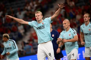 Norway's forward #09 Erling Haaland warms up prior the UEFA Nations League Group 4 football match between Portugal and Norway at Dragao stadium in Porto on October 3, 2026.